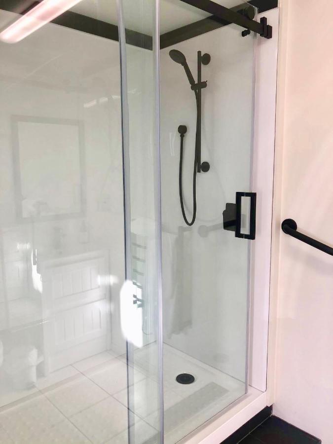 Le Chalet Waiheke Apartments Ostend Екстер'єр фото