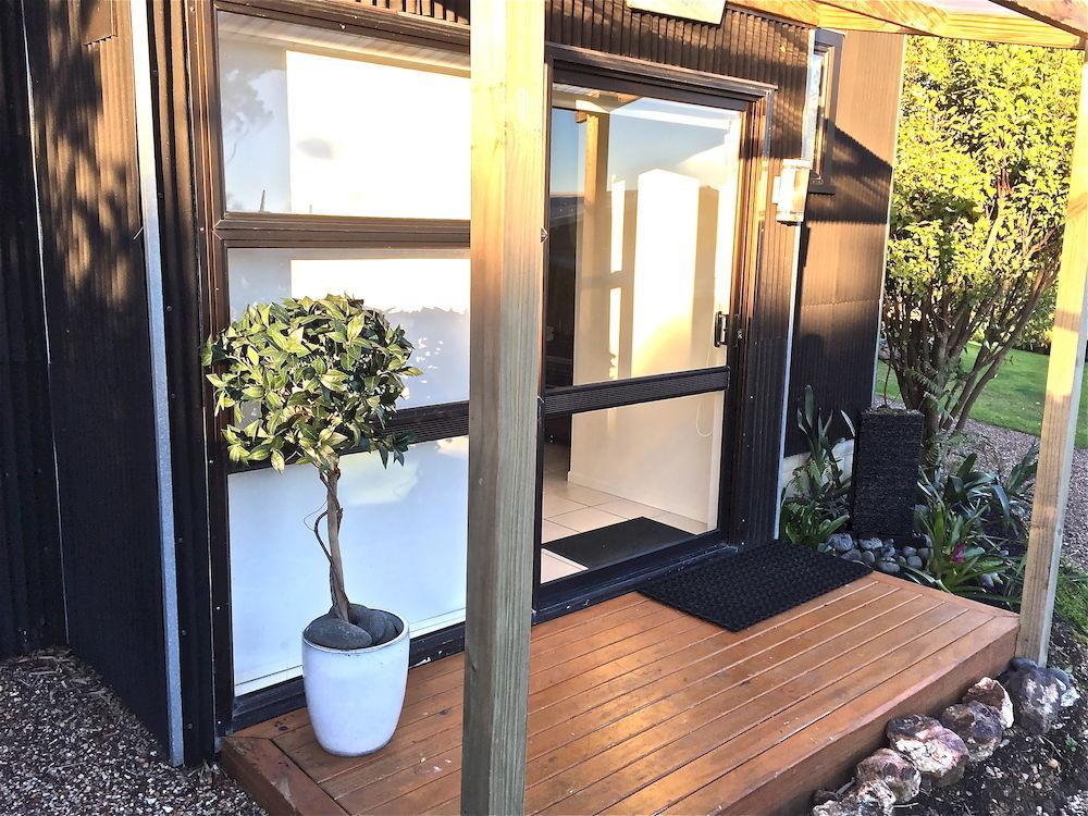 Le Chalet Waiheke Apartments Ostend Екстер'єр фото