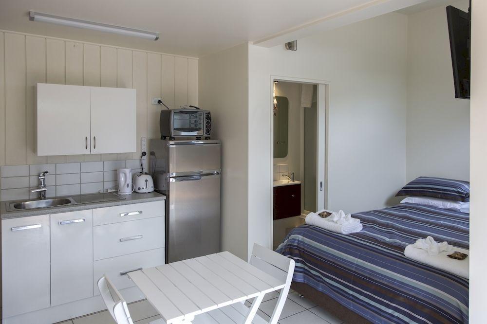 Le Chalet Waiheke Apartments Ostend Екстер'єр фото