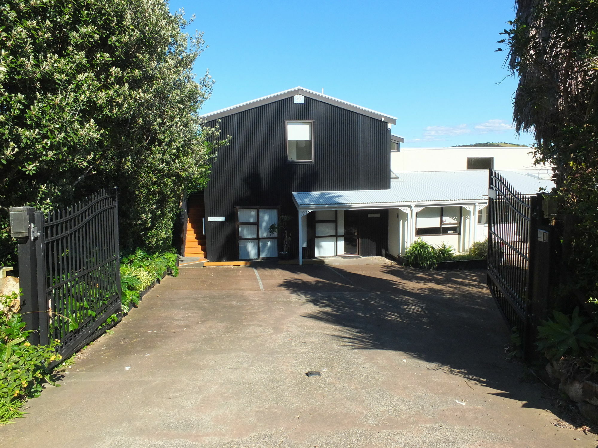 Le Chalet Waiheke Apartments Ostend Екстер'єр фото
