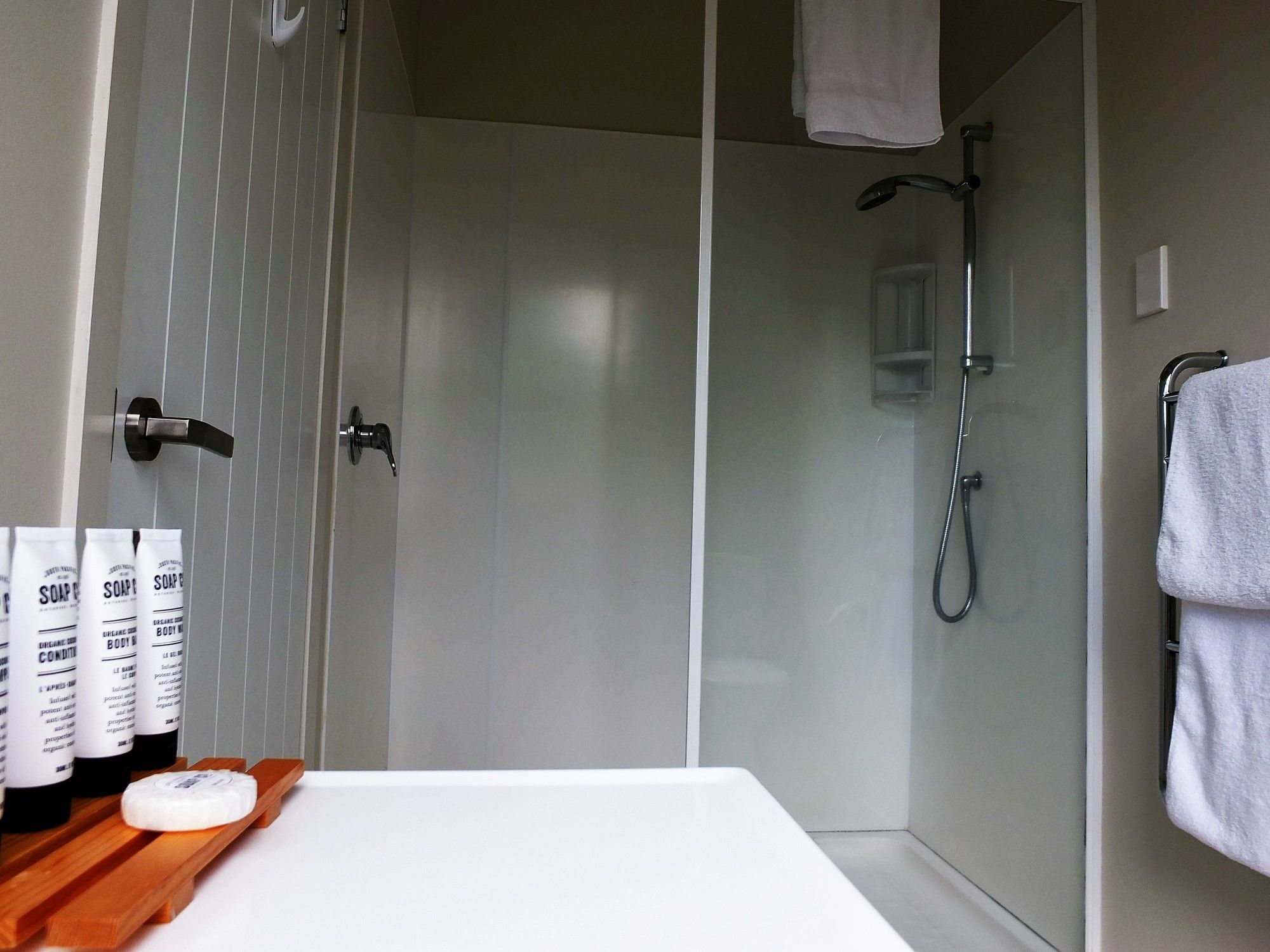 Le Chalet Waiheke Apartments Ostend Екстер'єр фото