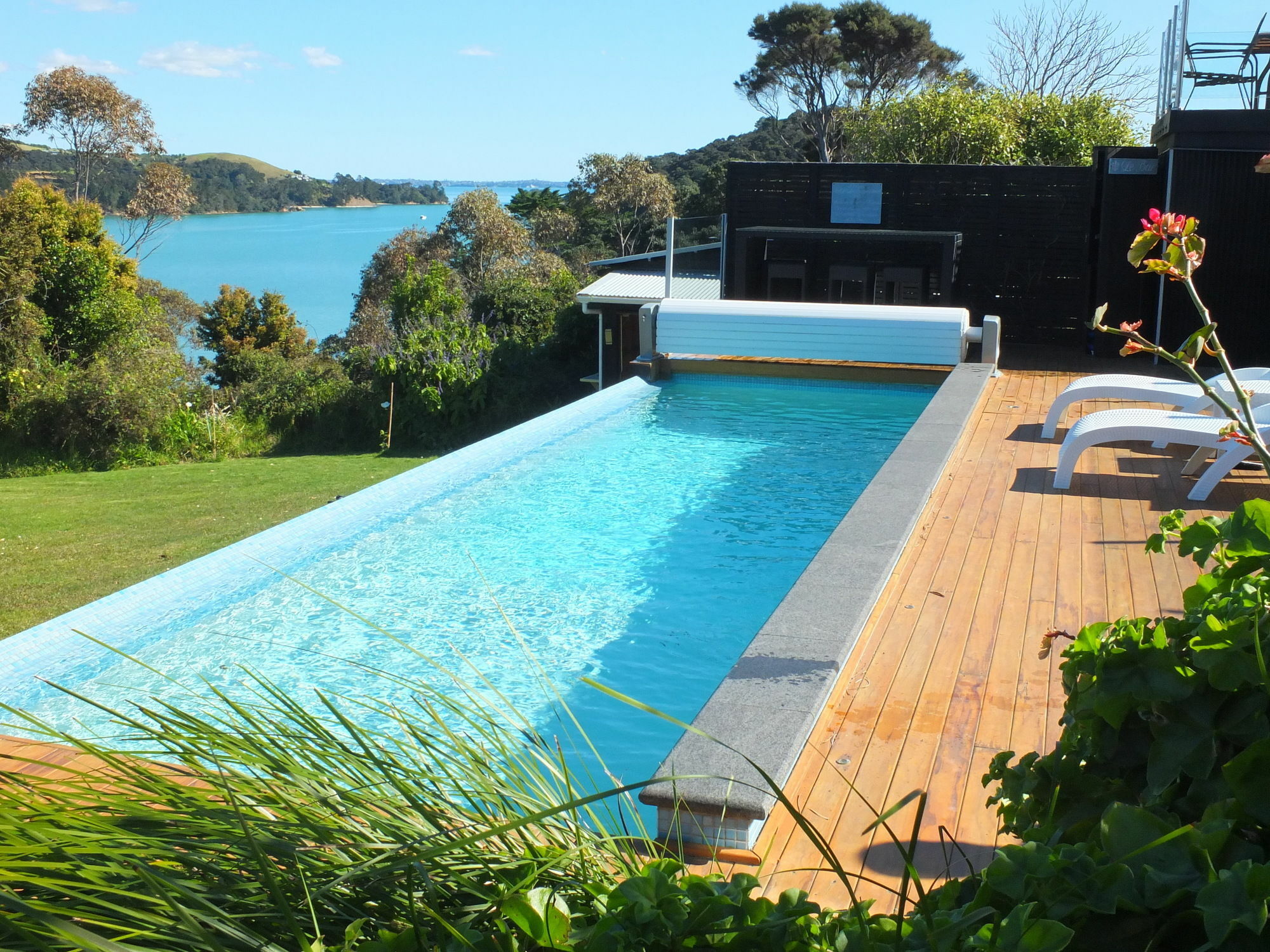 Le Chalet Waiheke Apartments Ostend Екстер'єр фото